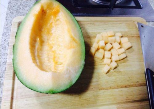 海底捞哈密瓜免费吃,哈密瓜免费畅享，夏日美食盛宴开启！