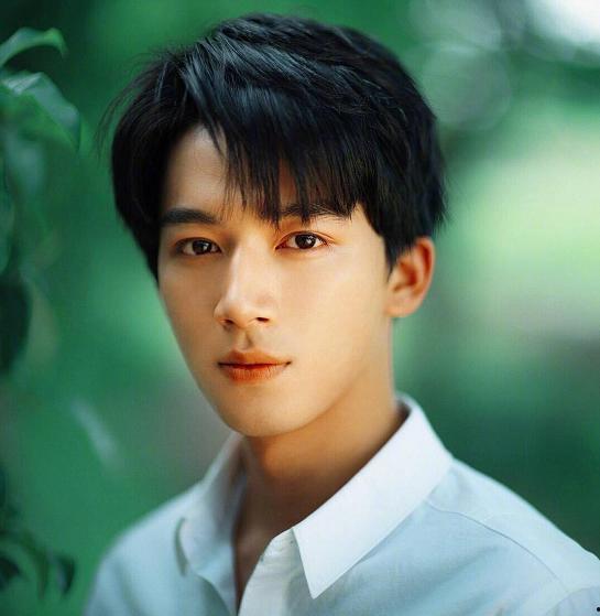 梁时瑜恋情爆料最新消息,神秘男友身份引热议，细节揭秘！”